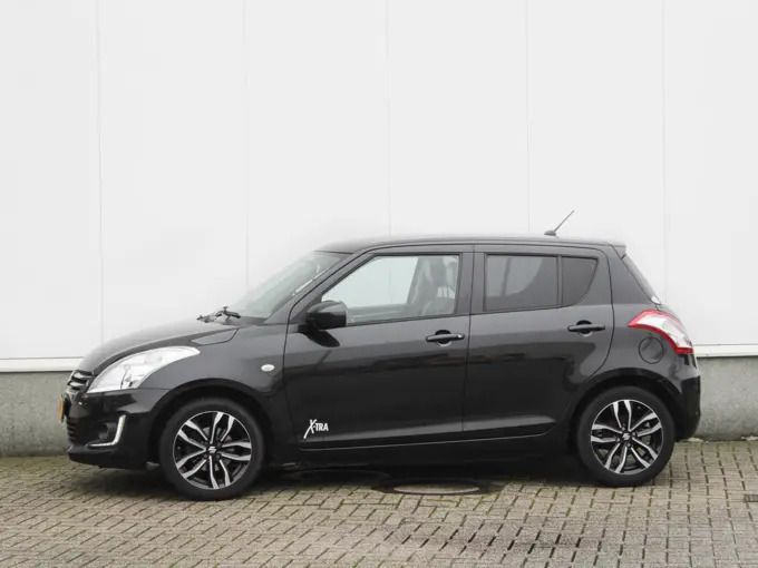 Zwart, metallic lak Gebruikt 2015 Suzuki Swift Style Hatchback | € 10.450 (Duur) - Afbeelding 1/4