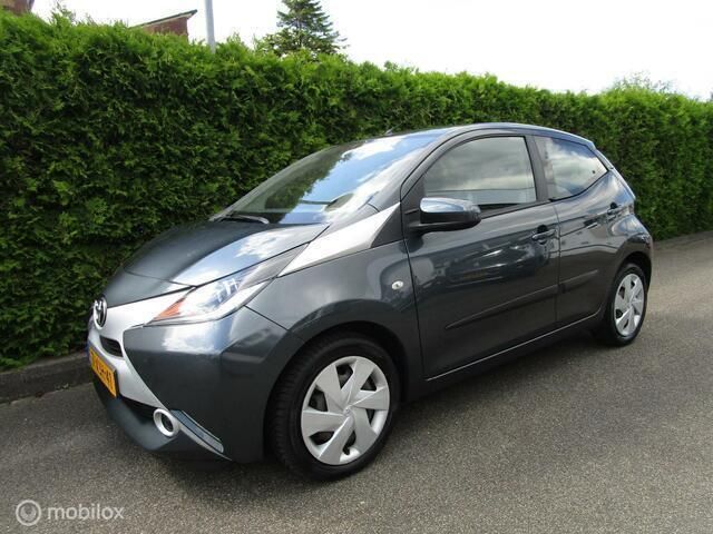 Grijs Gebruikt 2014 Toyota Aygo X-play Hatchback | € 7.950 (Eerlijke prijs) - Afbeelding 1/4