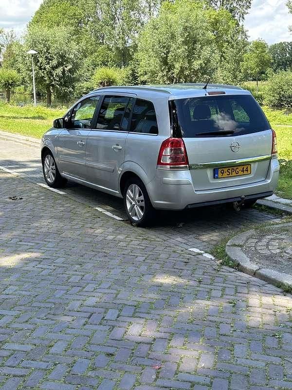 Grijs Gebruikt 2011 Opel Zafira Edition MPV | € 4.250 (Eerlijke prijs) - Afbeelding 1/4