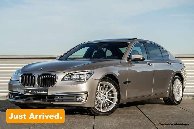 Beige Gebruikt 2012 BMW 750 Executive Sedan | € 39.950 - Afbeelding 1/4