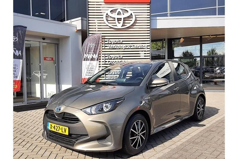 Grijs Gebruikt 2021 Toyota Yaris Hybrid Hatchback | € 19.499 (Eerlijke prijs) - Afbeelding 1/1
