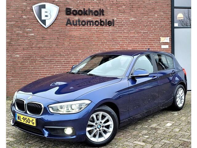 Blauw (metallic) Occasion 2017 BMW 118 Sport Line Hatchback | € 16.950 (Goede deal) - Afbeelding 1/4