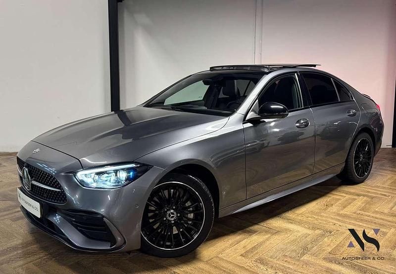 Zwart (metallic) Occasion 2022 Mercedes C300e AMG Sedan | € 41.940 (Iets duurder) - Afbeelding 1/4