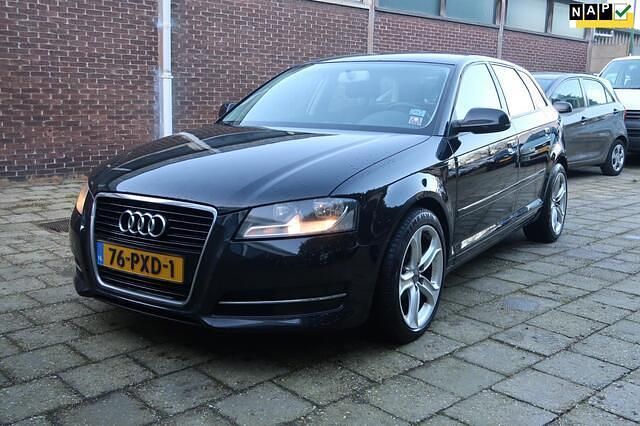 Zwart Occasion 2011 Audi A3 Sportback Attraction Hatchback | € 4.950 (Eerlijke prijs) - Afbeelding 1/4