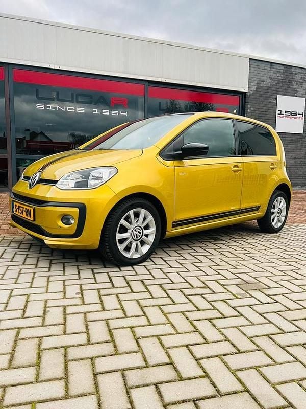 Goud Occasion 2016 VW up! CLUB Hatchback | € 8.399 (Eerlijke prijs) - Afbeelding 1/4