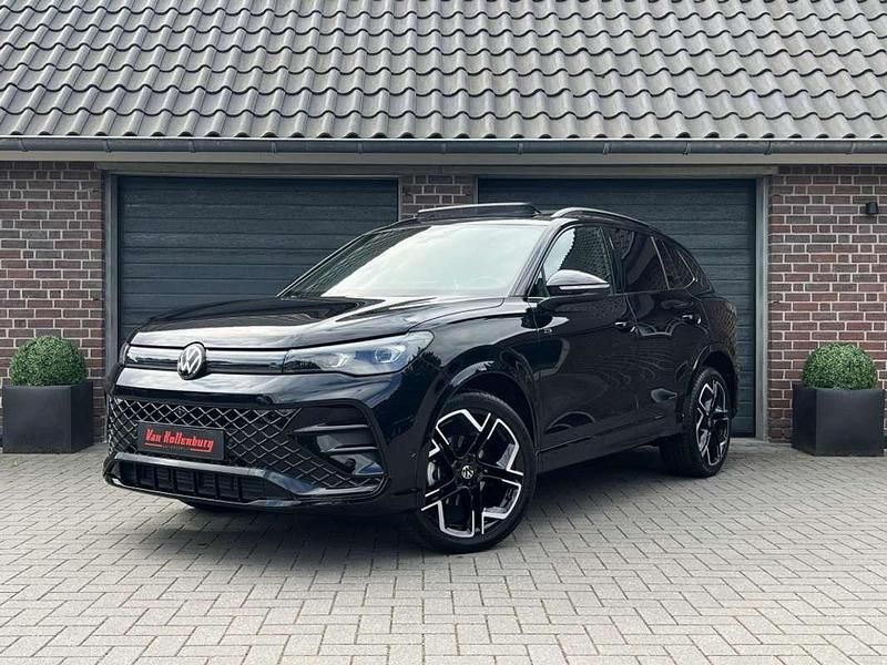 Zwart, metallic lak Gebruikt 2024 VW Tiguan R-line SUV | € 54.950 (Duur) - Afbeelding 1/4