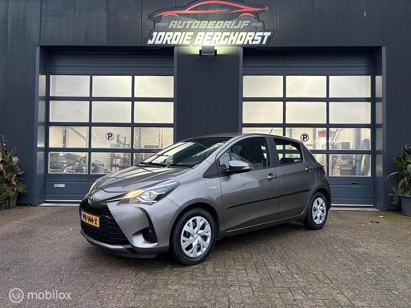Grijs Occasion 2017 Toyota Yaris Hybrid Hatchback | € 15.950 (Eerlijke prijs) - Afbeelding 1/4