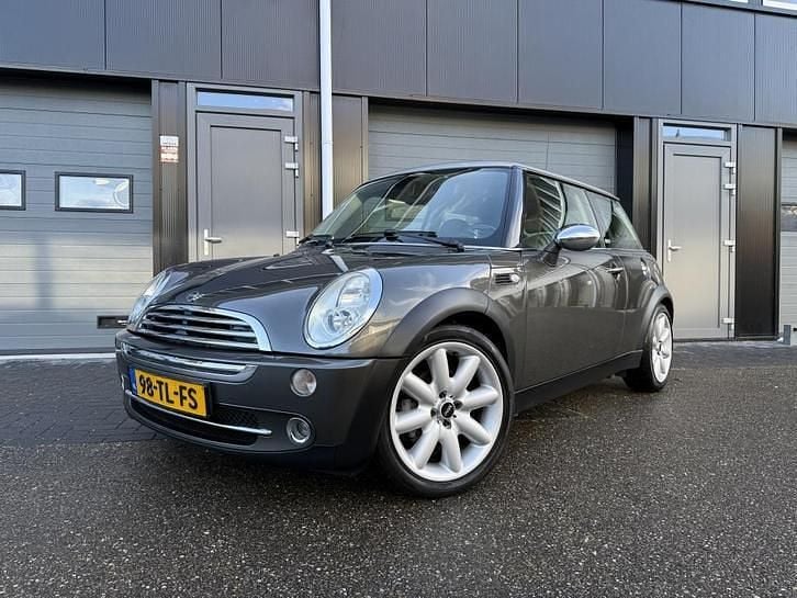 Grijs (metallic) Gebruikt 2006 Mini Cooper Hatchback | € 5.450 (Goede deal) - Afbeelding 1/4