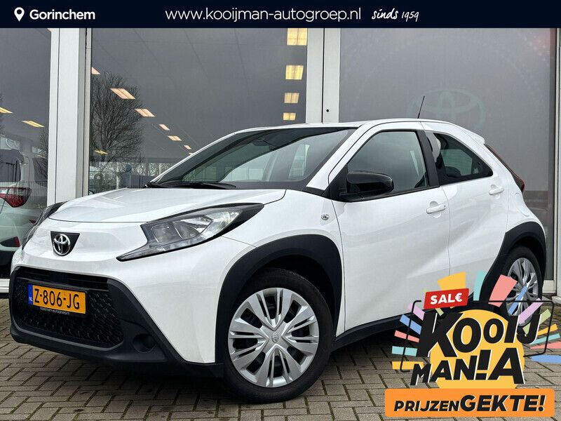 Pure white Gebruikt 2024 Toyota Aygo Play Hatchback | € 17.750 (Eerlijke prijs) - Afbeelding 1/4