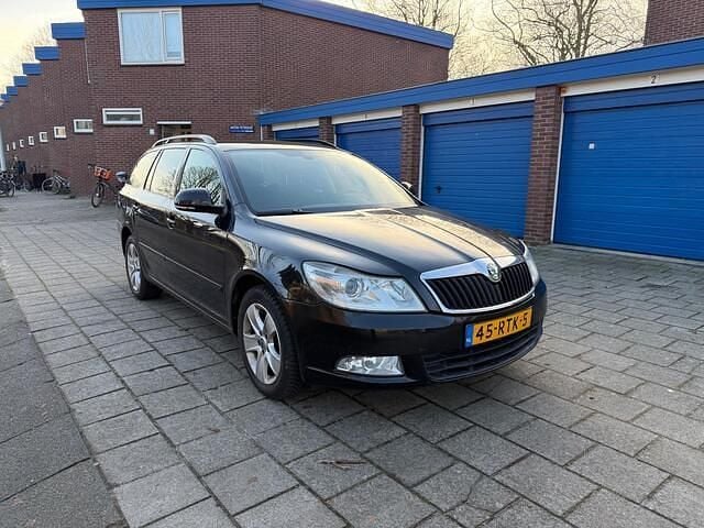 Zwart Gebruikt 2011 Skoda Octavia Ambition Stationwagen | € 2.200 (Super prijs) - Afbeelding 1/4