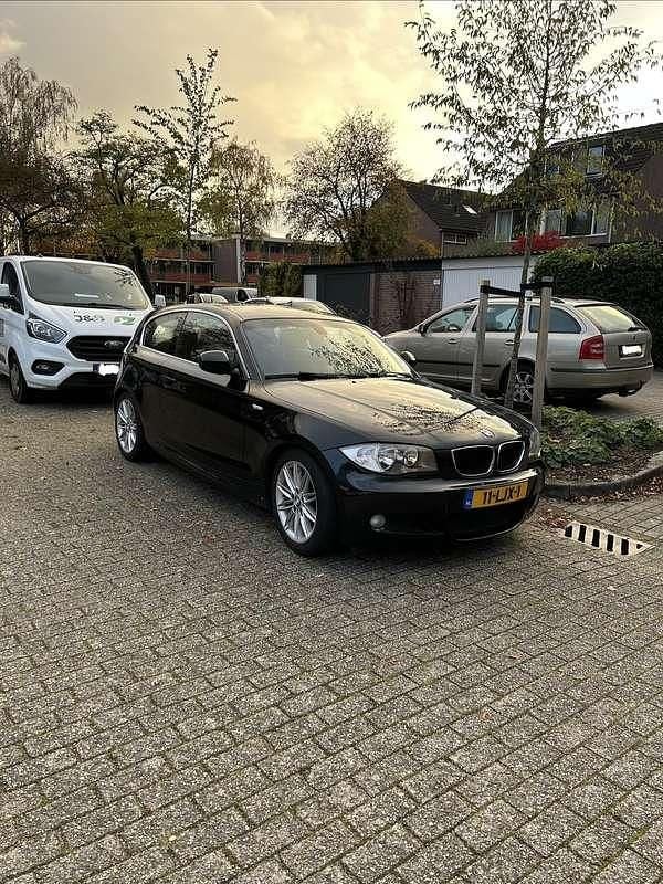 Zwart Gebruikt 2010 BMW 118 M Sport Hatchback | € 6.250 (Eerlijke prijs) - Afbeelding 1/4