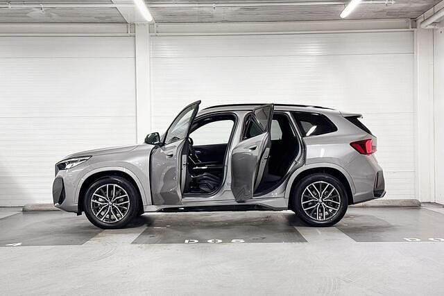 Occasion BMW iX1 M Sport 150 kW (204 PK) 2025 Spacesilber metallic (c67) (licht grijs metallic) SUV