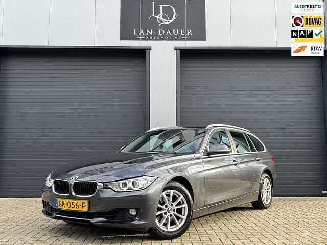 Grijs Gebruikt 2015 BMW 320 Executive Stationwagen | € 11.999 (Eerlijke prijs) - Afbeelding 1/4
