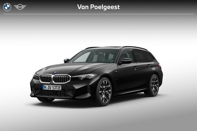 Saphirschwarz metallic (zwart metallic) Nieuw 2025 BMW 330e M Sport Stationwagen | € 65.468 (Super prijs) - Afbeelding 1/3