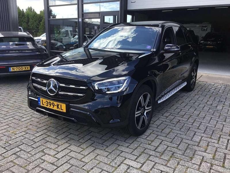 Zwart Gebruikt 2020 Mercedes GLC300e Premium SUV | € 34.850 (Goede deal) - Afbeelding 1/4