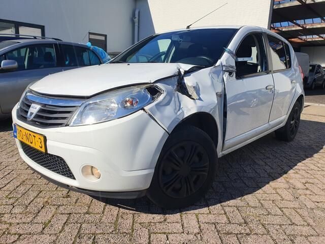 Wit Gebruikt 2010 Dacia Sandero Lauréate Hatchback | € 1.000 (Super prijs) - Afbeelding 1/4