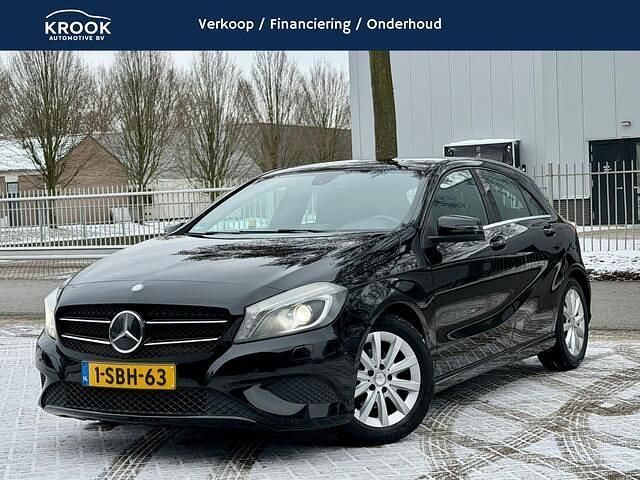 Zwart (metallic) Occasion 2013 Mercedes A180 Edition Hatchback | € 10.900 (Eerlijke prijs) - Afbeelding 1/3
