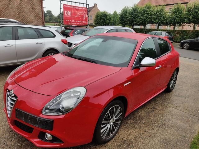 Rood Gebruikt 2015 Alfa Romeo Giulietta Exclusive Hatchback | € 10.750 (Super prijs) - Afbeelding 1/4