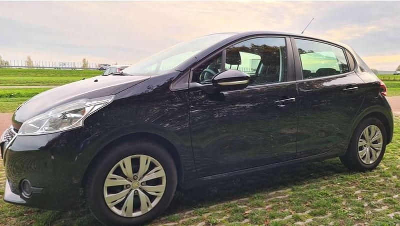 Zwart Gebruikt 2013 Peugeot 208 Active Hatchback | € 3.250 (Goede deal) - Afbeelding 1/4