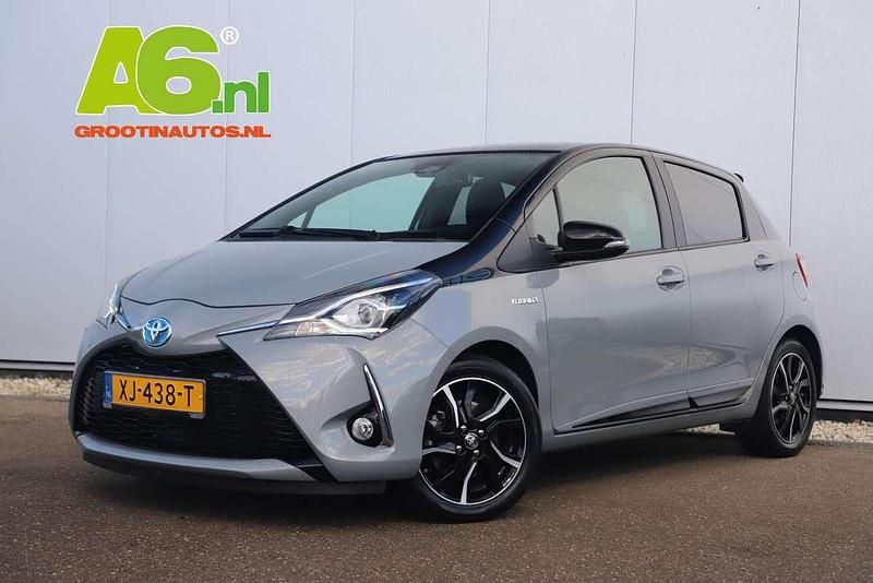 Grijs Gebruikt 2019 Toyota Yaris Hybrid Plus Hatchback | € 18.499 (Eerlijke prijs) - Afbeelding 1/4