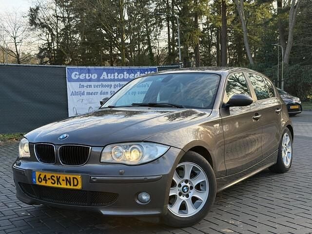 Bruin Occasion 2006 BMW 120 Hatchback | € 3.295 (Eerlijke prijs) - Afbeelding 1/4
