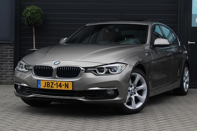 Grijs Gebruikt 2018 BMW 330e Comfort Edition Sedan | € 22.495 (Super prijs) - Afbeelding 1/4