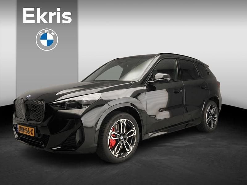 Zwart Nieuw 2025 BMW iX1 M Sport SUV | € 62.900 - Afbeelding 1/4