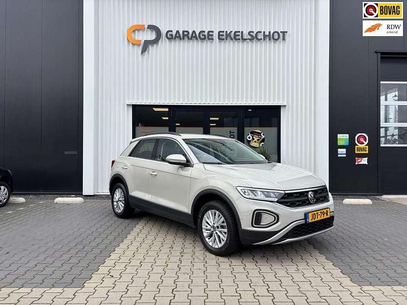 Grijs Gebruikt 2024 VW T-Roc Life SUV | € 30.990 (Goede deal) - Afbeelding 1/3