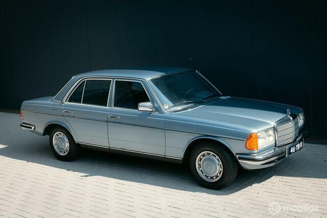Blauw Gebruikt 1977 Mercedes 280 Sedan | € 23.950 - Afbeelding 1/4
