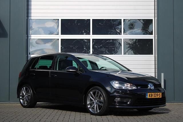 Zwart Gebruikt 2016 VW Golf VII R-line Hatchback | € 13.950 (Eerlijke prijs) - Afbeelding 1/4