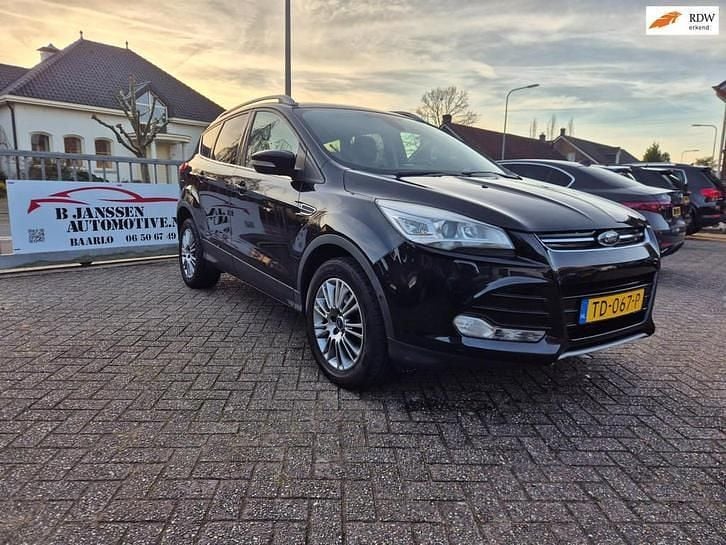 Zwart (metallic) Gebruikt 2014 Ford Kuga Titanium SUV | € 8.250 (Eerlijke prijs) - Afbeelding 1/4