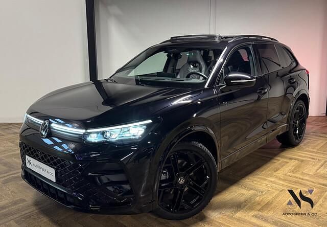 Zwart Gebruikt 2024 VW Tiguan R-line Edition SUV | € 49.940 (Iets duurder) - Afbeelding 1/4