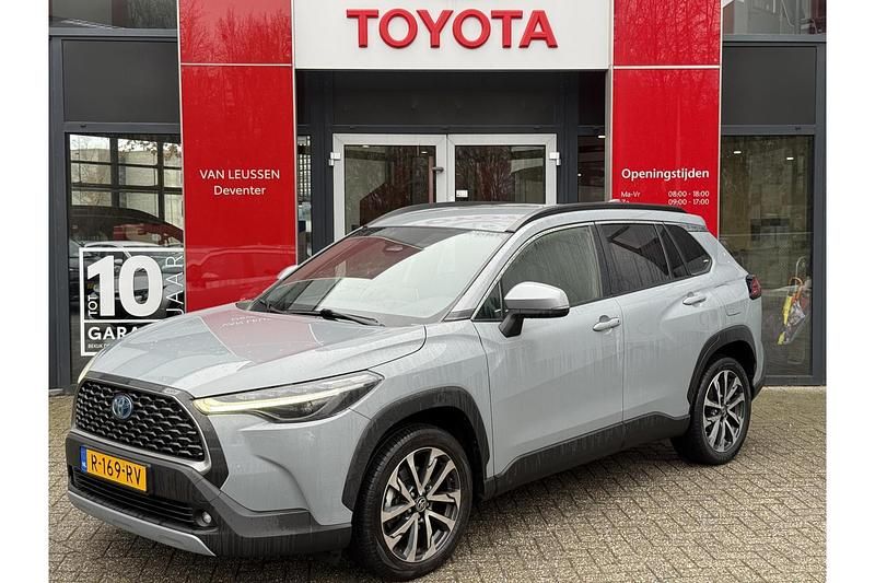 Grijs Occasion 2022 Toyota Corolla Cross Edition SUV | € 31.489 (Eerlijke prijs) - Afbeelding 1/1