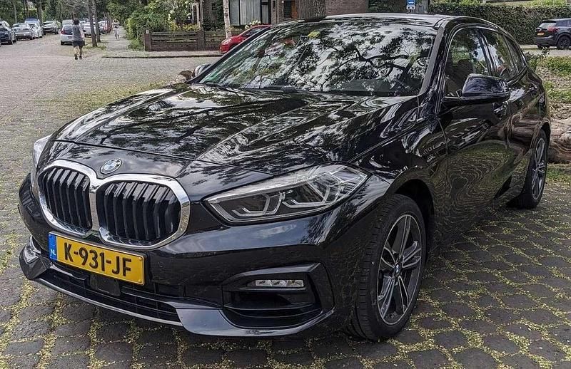 Zwart Occasion 2021 BMW 116 Sport Line Hatchback | € 21.999 (Eerlijke prijs) - Afbeelding 1/4