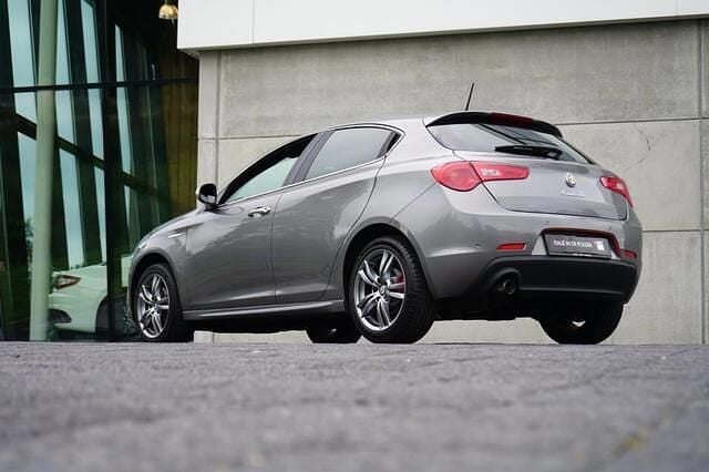 Grijs (metallic) Occasion 2015 Alfa Romeo Giulietta Exclusive Hatchback | € 10.900 (Super prijs) - Afbeelding 1/4
