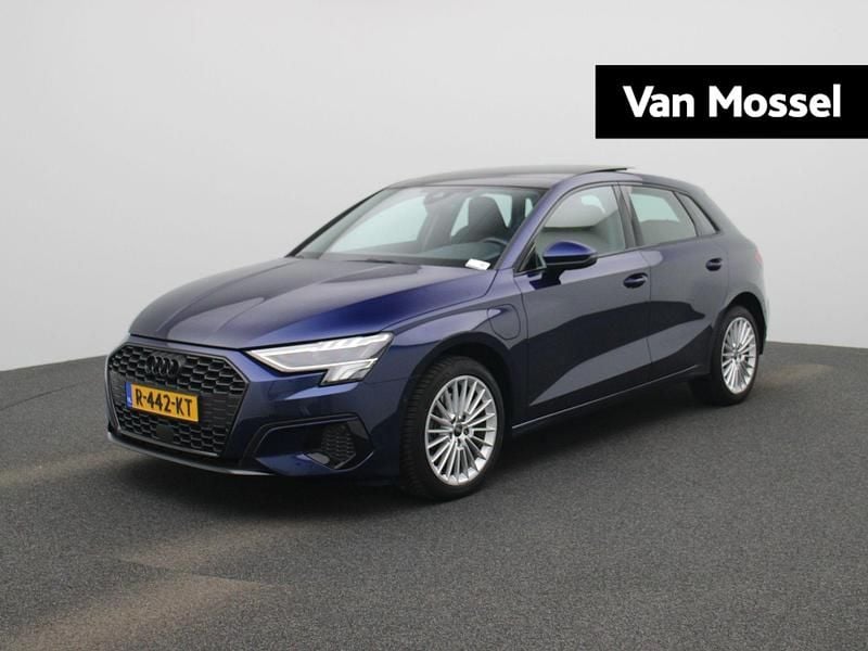 Blauw (metallic) Gebruikt 2022 Audi A3 Sportback e-tron Advanced Hatchback | € 26.900 (Goede deal) - Afbeelding 1/4
