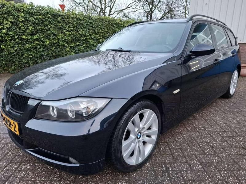 Zwart (metallic) Occasion 2008 BMW 318 Stationwagen | € 2.495 (Goede deal) - Afbeelding 1/4