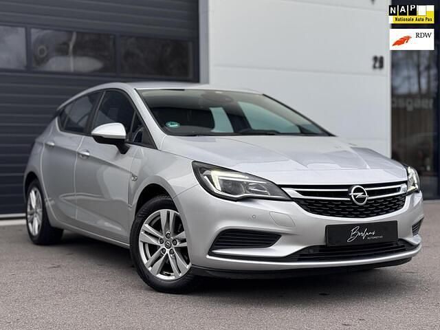 Grijs (metallic) Occasion 2018 Opel Astra Edition Hatchback | € 14.850 (Eerlijke prijs) - Afbeelding 1/4