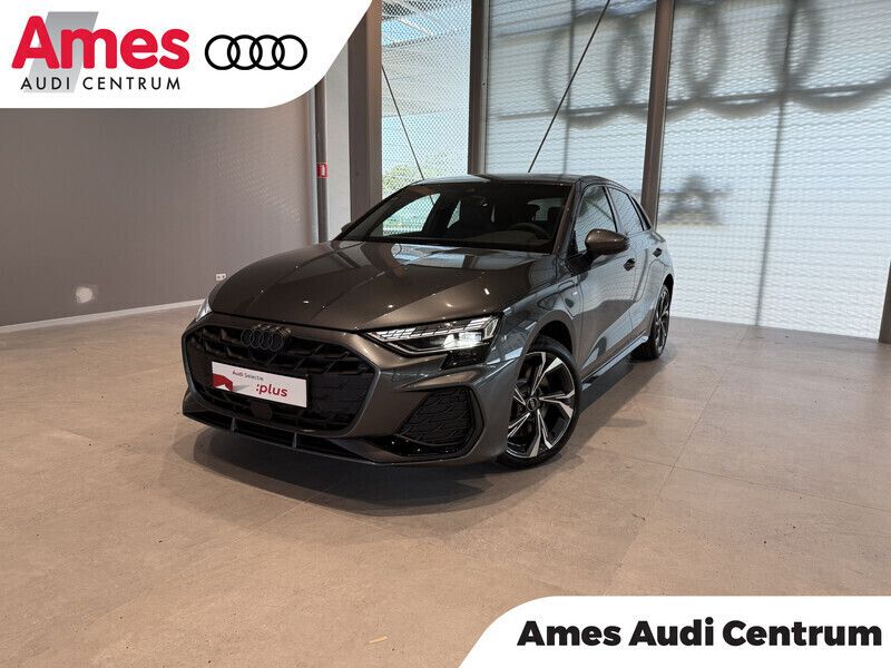 Grijs Nieuw 2025 Audi A3 Sportback e-tron Competition Sedan | € 52.995 - Afbeelding 1/4