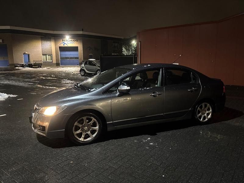 Grijs (metallic) Occasion 2011 Honda Civic Elegance Sedan | € 3.750 (Goede deal) - Afbeelding 1/4