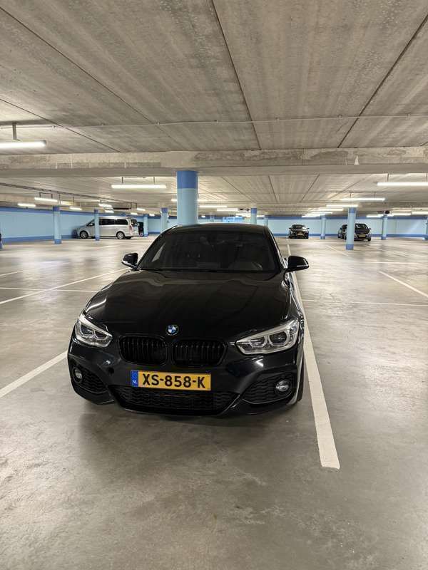 Zwart Gebruikt 2019 BMW 118 Hatchback | € 13.000 (Super prijs) - Afbeelding 1/4