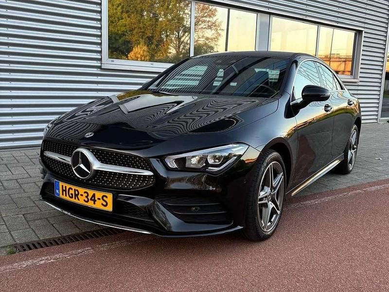 Zwart Gebruikt 2023 Mercedes CLA250e AMG line Sedan | € 42.500 (Iets duurder) - Afbeelding 1/4