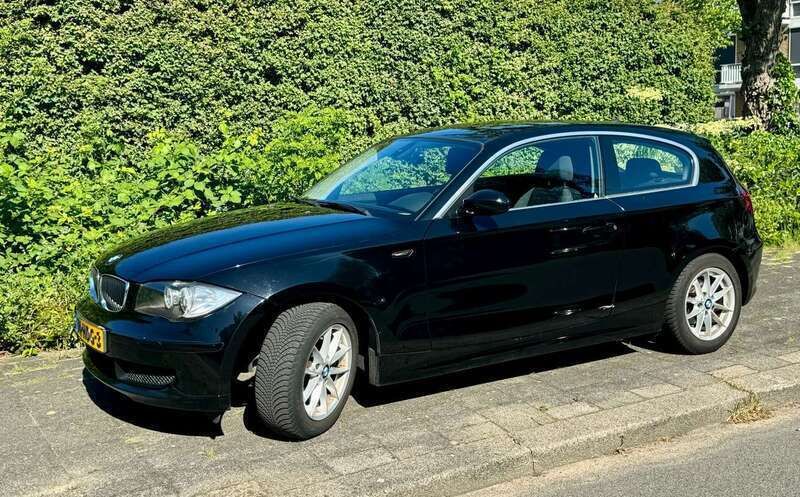 Zwart Gebruikt 2008 BMW 116 Hatchback | € 4.530 (Eerlijke prijs) - Afbeelding 1/4