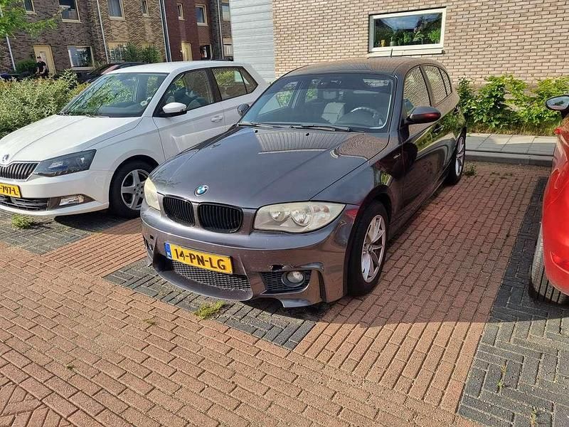 Grijs Gebruikt 2004 BMW 116 Executive Hatchback | € 550 (Super prijs) - Afbeelding 1/4