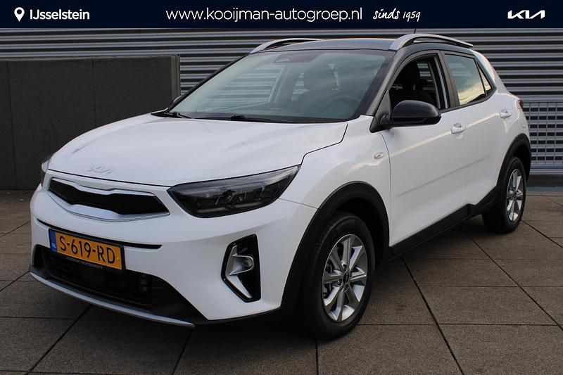 Clear white/black s Occasion 2023 Kia Stonic SUV | € 19.990 (Goede deal) - Afbeelding 1/4