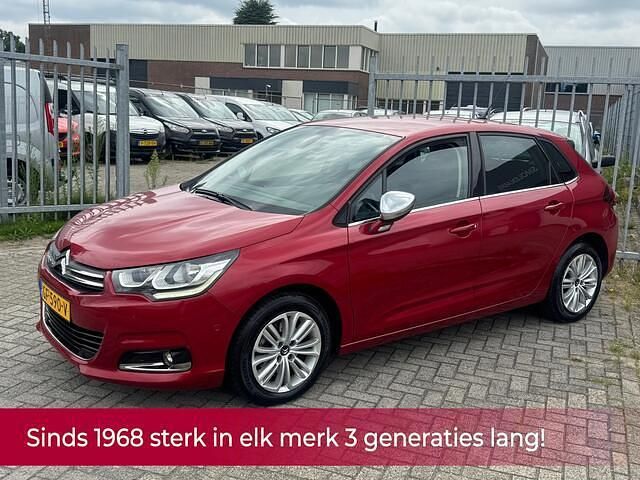 Rood (metallic) Occasion 2015 Citroën C4 Feel Hatchback | € 5.290 (Eerlijke prijs) - Afbeelding 1/4