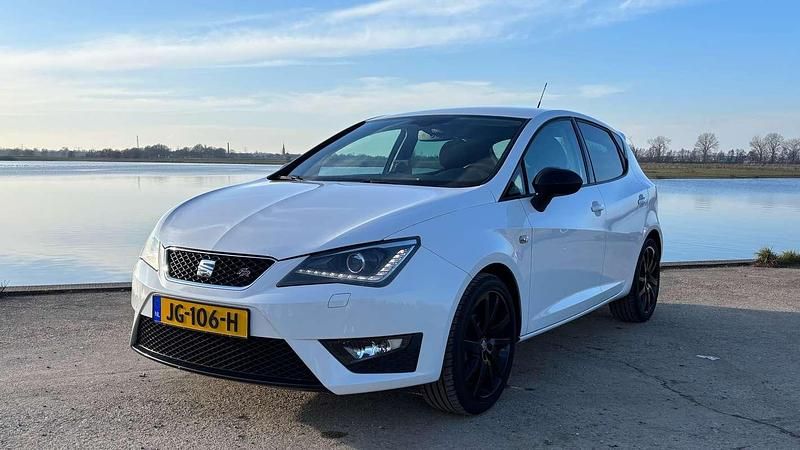 Wit Occasion 2015 Seat Ibiza FR Hatchback | € 8.750 (Duur) - Afbeelding 1/4