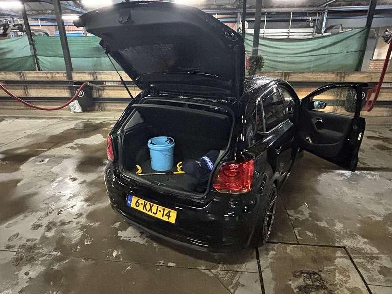Zwart Gebruikt 2013 VW Polo Sedan | € 5.000 (Eerlijke prijs) - Afbeelding 1/4