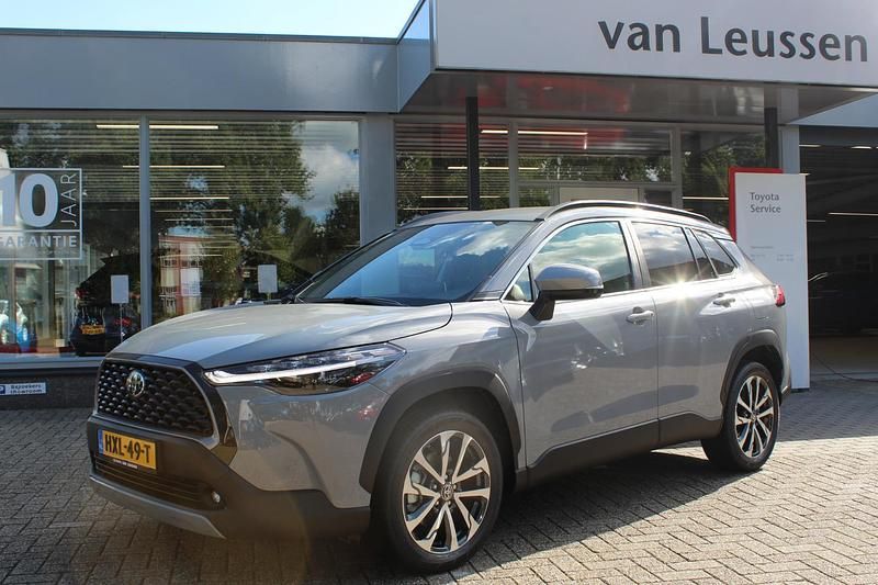 Grijs, metallic lak Occasion 2025 Toyota Corolla Cross Style SUV | € 39.900 (Eerlijke prijs) - Afbeelding 1/4