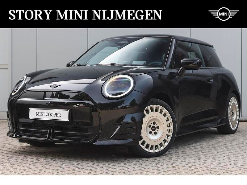 Zwart Nieuw 2024 Mini Cooper Hatchback | € 34.750 (Super prijs) - Afbeelding 1/4